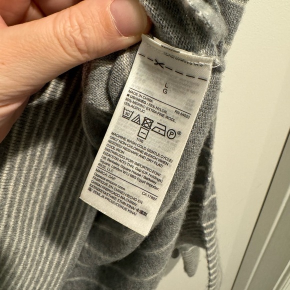 GAP Gray & White Striped Scoop Neck Sweater Sz L - Picture 5 of 6